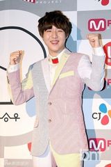 组图：刘承宇出席出道专辑发布尽显可爱魅力