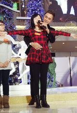 组图：明道吴尊交杯酒跨年 对女粉丝爱的抱抱