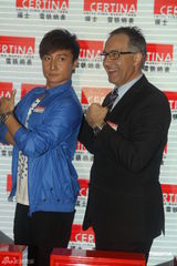 组图：方力申帅气亮相上海自称婚期随缘