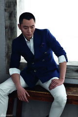 组图：李东学演绎多重风格 色彩映衬雅痞玩味