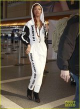 组图：蕾哈娜连体衫身材姣好 麻花辫似邻家少女