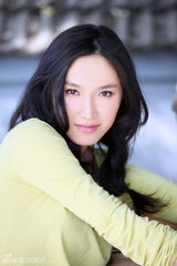 幻灯图：邹涵虹春日写真 彰显独特文艺气质