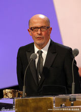 幻灯图：哈里森摘恺撒终身成就奖 歌迪亚优雅现身