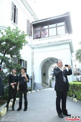 组图：张震大婚嘉宾抵达 媒体严阵以待