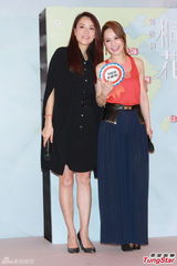 组图：阿娇(钟欣桐)《桐花》专辑祝捷会上欣喜落泪