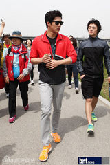 组图：韩星朴真熙夏石镇等参与汉江徒步大会