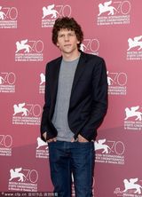 组图：艾森伯格亮相《夜色行动》发布会