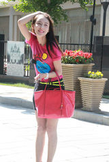 组图：贾青街拍LOOK玫红色T恤搭配热裤