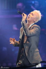 组图：韩庚个唱上演万人大合唱 与女舞者挑逗热舞