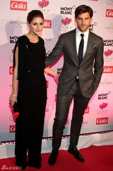 组图：纽约名媛奥利维亚-巴勒莫黑色连身装亮相