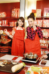 幻灯图：刘心悠、李笼怡美女厨房迎虎年