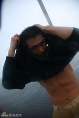 组图：邵兵冷雨大片呈现真我姿态  毛衣湿身天然酷