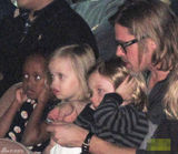 组图：皮特一家看表演呵护爱女 茱莉揽养子霸气十足