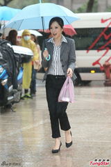 组图：范逸臣湿身拍MV 卜学亮送天心写真集慰劳