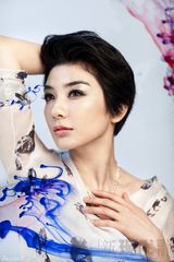 组图：黄奕大片化身山水美人 水墨画意境别样妩媚