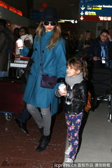 组图：阿尓芭亮相巴黎衣着亮眼 小奥诺萌样可爱