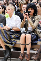 组图：张曼玉亮相伦敦时装周 帅气装扮看秀