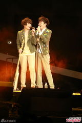 组图：苏打绿演唱会脱衣助兴 王菀之任嘉宾献唱