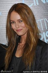 组图：帕拉迪丝走出情伤 新片巴黎首映