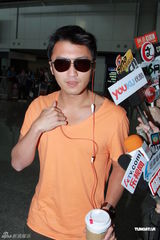 组图：谢霆锋潮装上海回港 拒回应为拉姑庆生