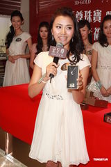 组图：中华小姐12强佳丽亮相 徐子淇父亲晒外孙近照