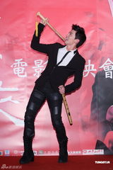 组图：陈嘉桓宣传新片《竞雄女侠》狼吻事件受关注