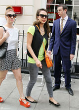 组图：杰西卡-阿尔芭街拍亮色T恤搭潮包