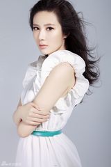 组图：邬靖靖御姐风范登封面演绎双面佳人