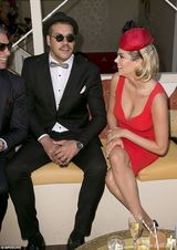 组图：抖奶超模阿普顿明艳红裙俯身爆D奶