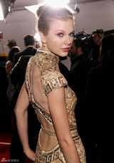 高清图：格莱美红毯泰勒-斯威夫特亮相俏丽可人