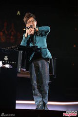 组图：伦永亮演唱会尾场 即兴拉叶德娴上台合唱