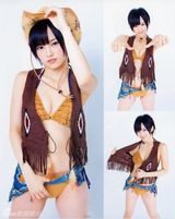 组图：山本彩奶牛装挤爆乳 化身牛仔野性挥鞭