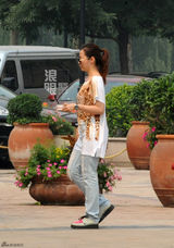 组图：张靓颖潘辰会友逛街 穿姐妹装吃冰激凌