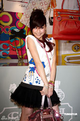 高清图：王心凌短裙走秀 大摆可爱姿势展青春活力