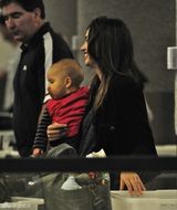 组图：奥兰多娇妻米兰达-可儿单手抱子现身机场