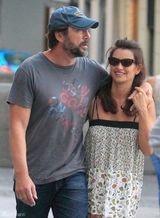 组图：佩内洛普与丈夫同友人聚餐恩爱秀不停