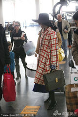 组图：范冰冰赴巴黎母亲送行 穿潮衣拿男包霸气外露