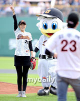 组图：金善雅金柱赫为棒球赛开球 情侣档宣传新片