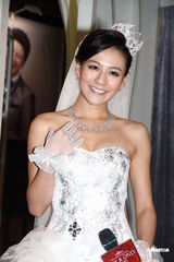 组图：江若琳穿婚纱办签唱会 遇男粉丝当场求婚