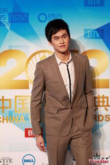 组图：时尚大典星光熠熠 黄渤嘻哈装亮相