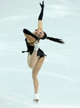 组图：花滑美女赛场身姿美妙 不慎摔地萌态可人