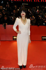 高清：《仰天长啸》首映 导演维多利亚被面具男抱起