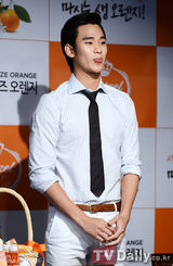 组图：金秀贤出席签名会大派阳光笑容