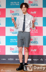 组图：少时秀英宣传《恋爱操作团》豹纹裙霸气