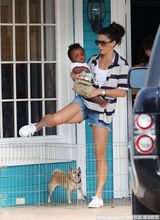 组图：桑德拉-布洛克怀抱养女不熟练上演金鸡独立