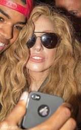 组图：LadyGaga现身寓所与粉丝合影 鼻环抢镜