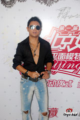 幻灯图：新浪女性携手昕薇推出模特赛 罗中旭现身秀胸肌 