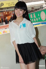 组图：蔡颖恩新作发表 好友陈嘉宝助阵签名会 