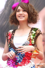 幻灯图：杨丞琳获赠G奶蛋糕 粉丝祝其拥有傲人胸部