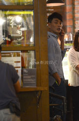 组图：黄宗泽读剧本耍帅 杨爱瑾散发成熟女人味